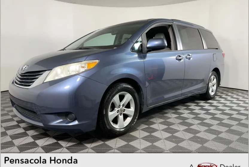 2015 Toyota Sienna LE photo 1