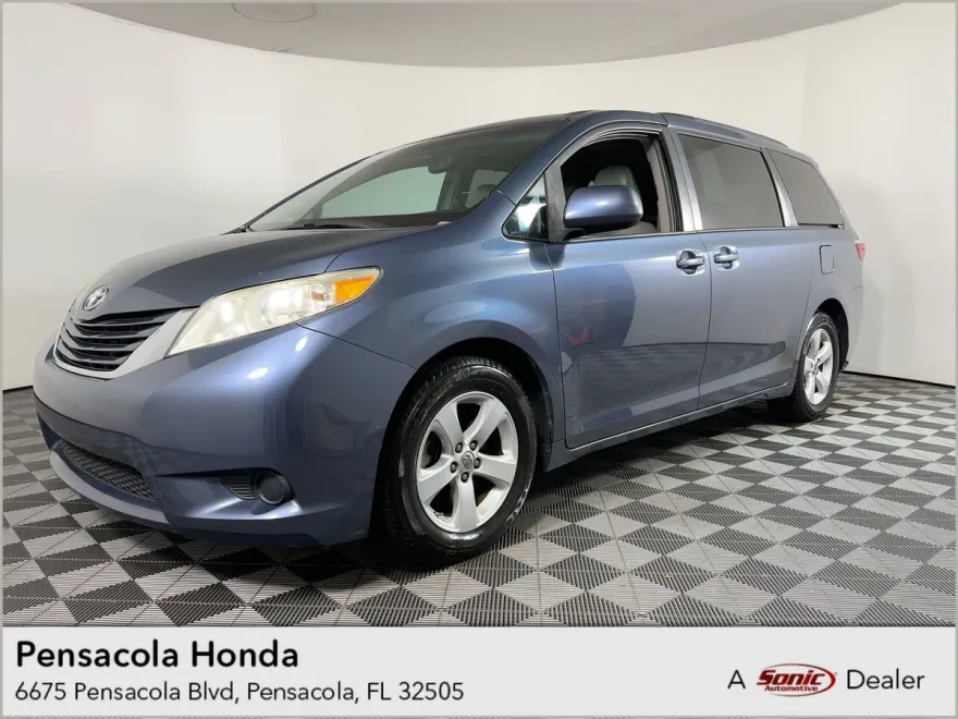 2015 Toyota Sienna LE photo 1