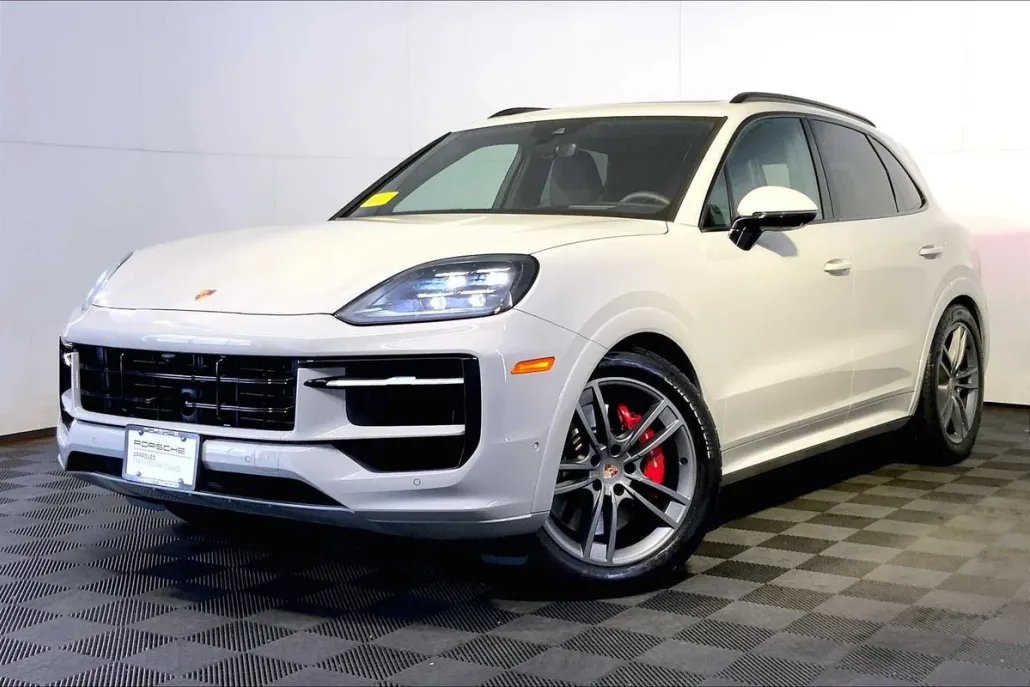 2025 Porsche Cayenne GTS photo 1