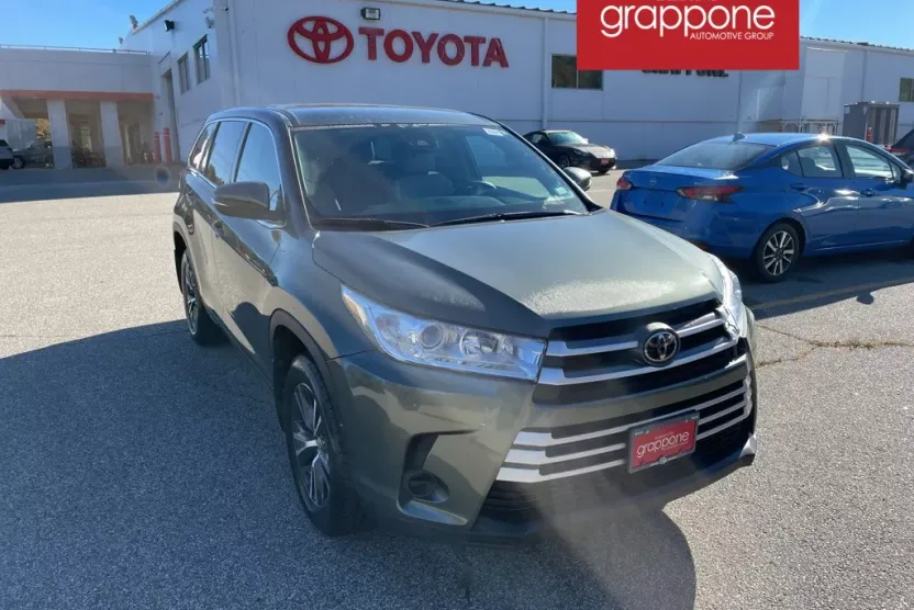 2019 Toyota Highlander LE Plus photo 1