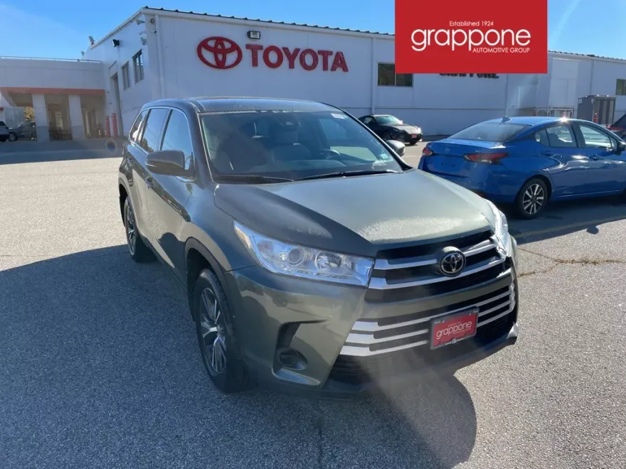 2019 Toyota Highlander LE Plus photo 1