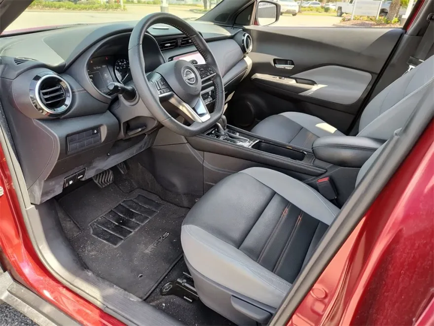 2023 Nissan Kicks SR photo 1
