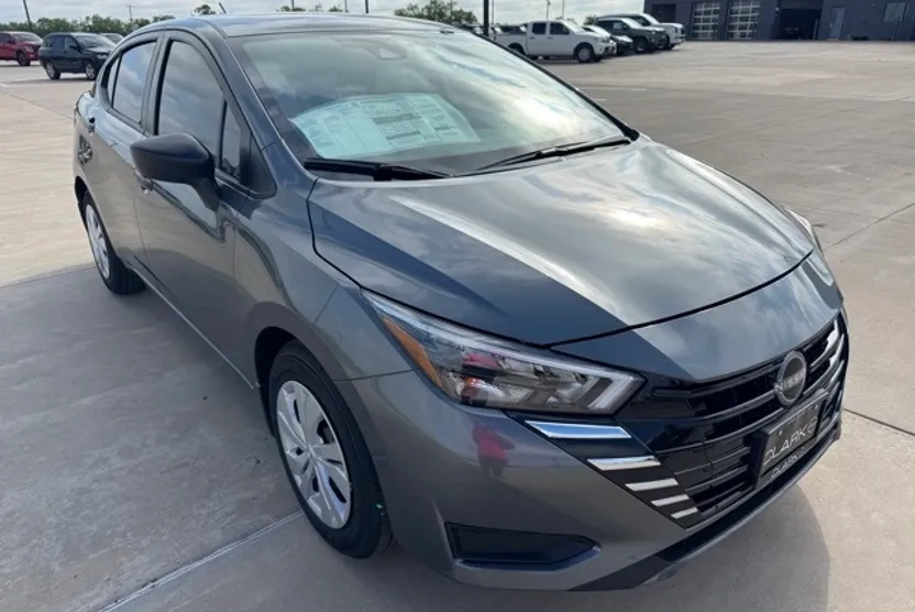 2025 Nissan Versa 1.6 S photo 1