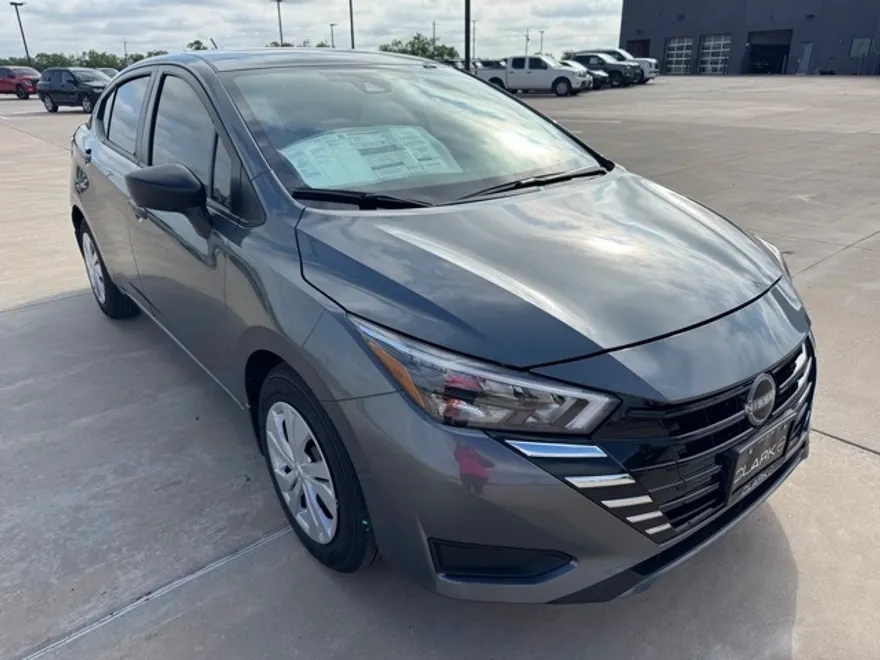 2025 Nissan Versa 1.6 S photo 1
