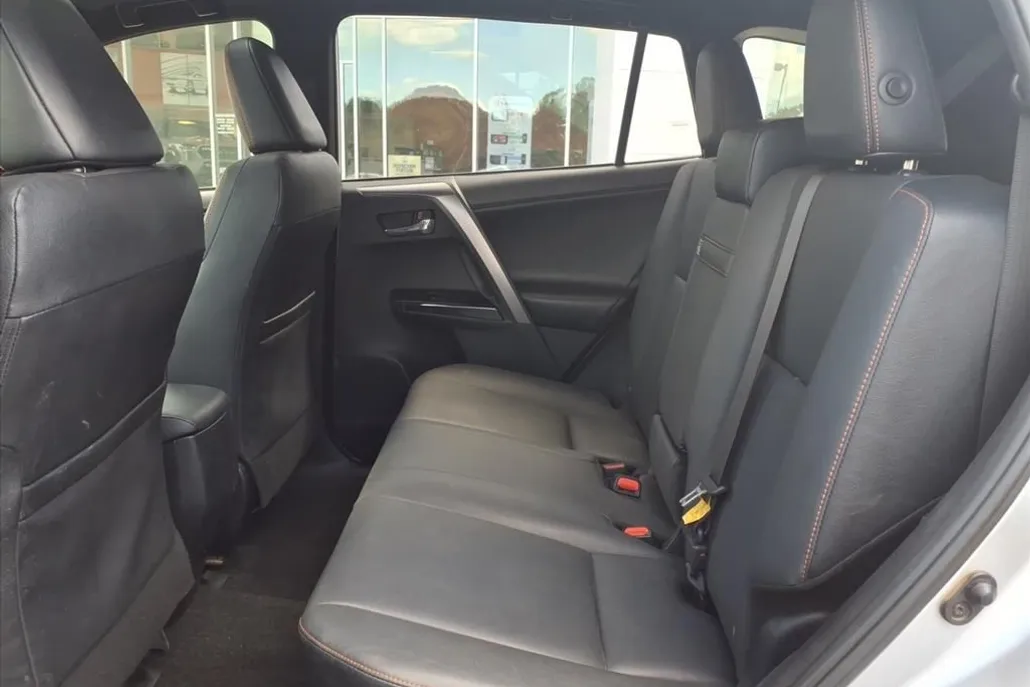 2018 Toyota RAV4 SE photo 1