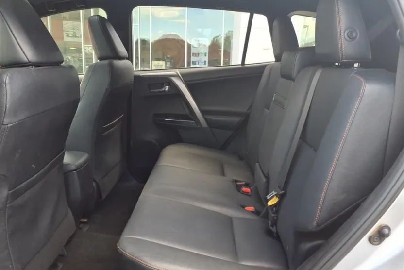 2018 Toyota RAV4 SE photo 1
