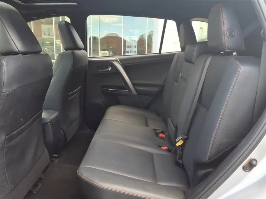 2018 Toyota RAV4 SE photo 1