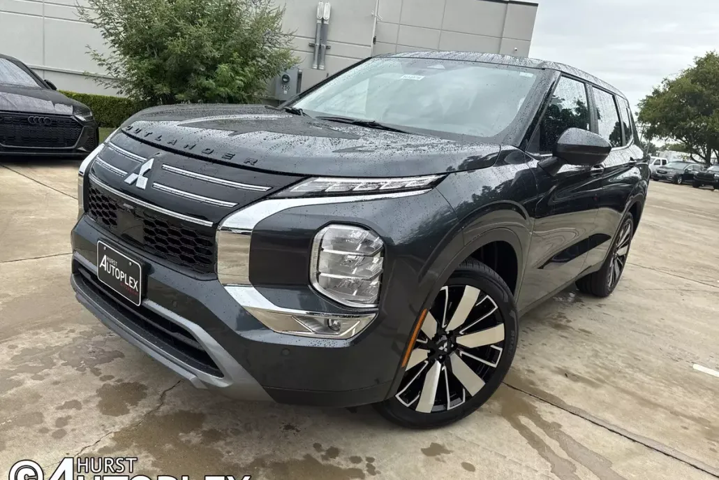 2025 Mitsubishi Outlander SE photo 1