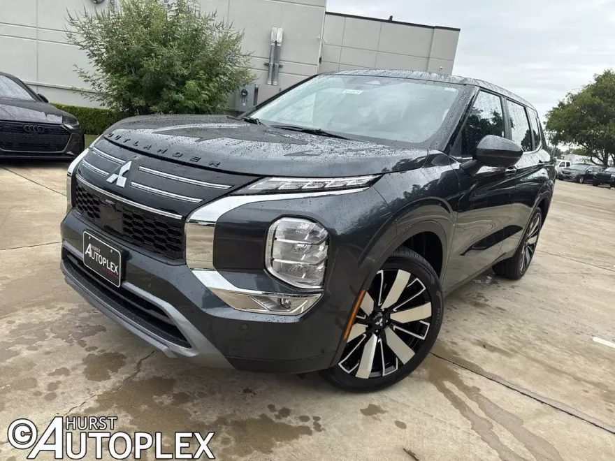 2025 Mitsubishi Outlander SE photo 1