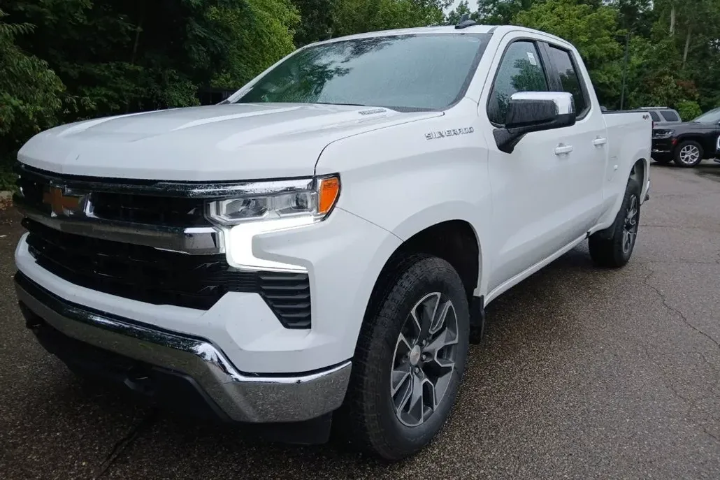 2024 Chevrolet Silverado 1500 LT photo 1