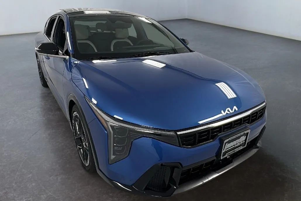 2025 Kia K4 GT-Line photo 1