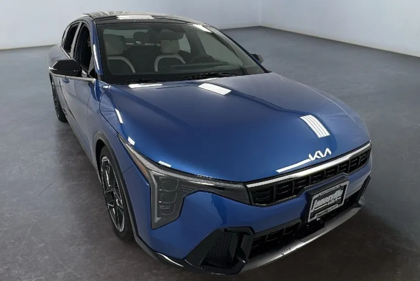 2025 Kia K4 GT-Line photo 1