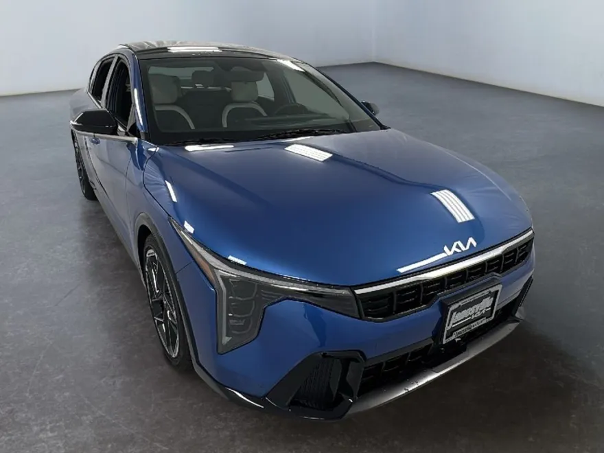 2025 Kia K4 GT-Line photo 1
