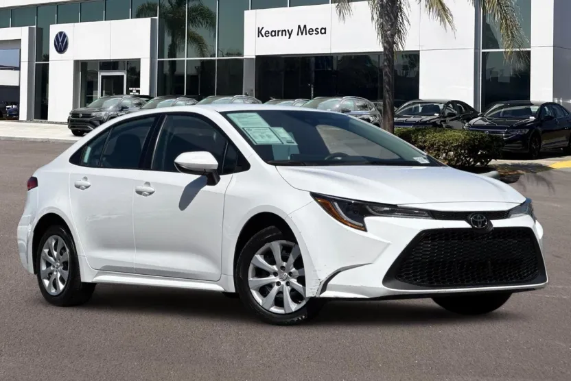 2022 Toyota Corolla LE photo 1