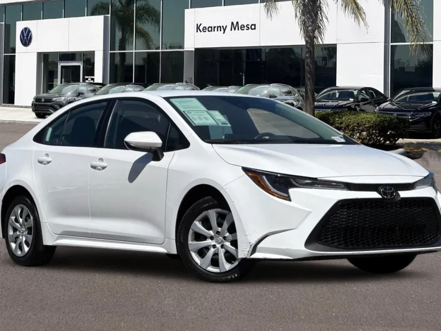 2022 Toyota Corolla LE photo 1