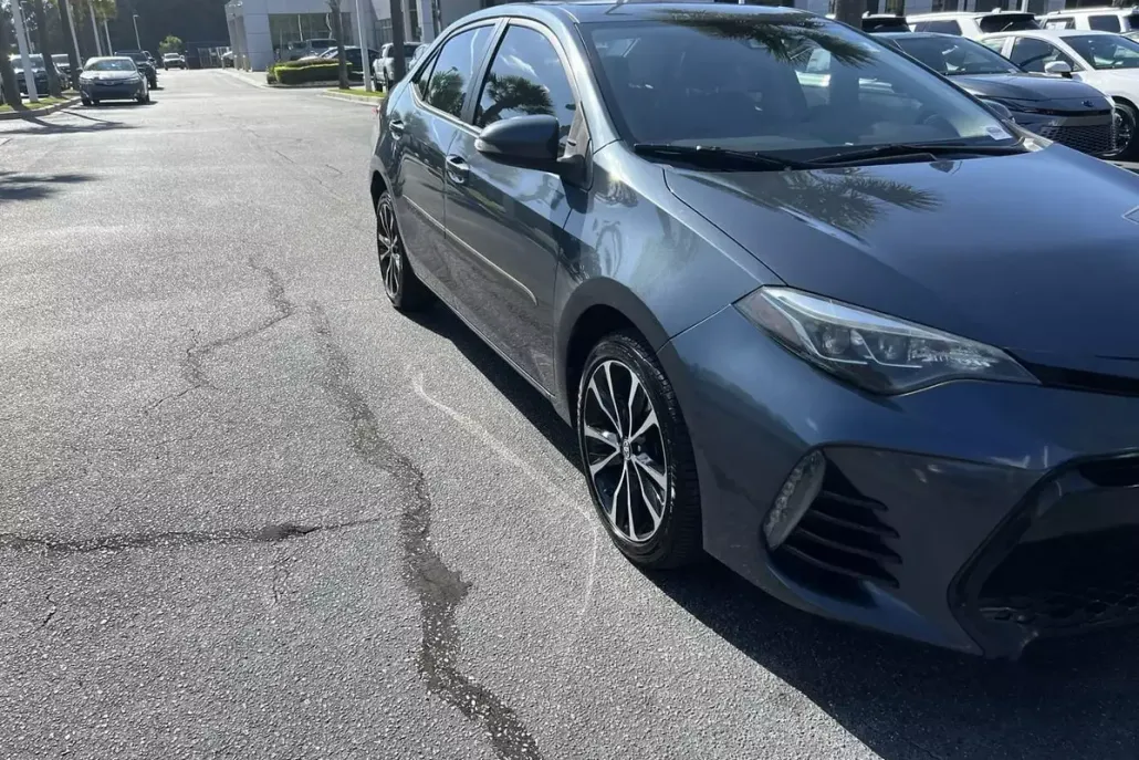 2017 Toyota Corolla SE photo 1