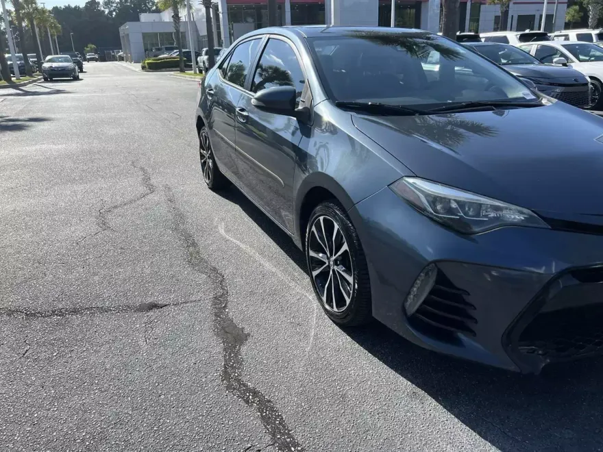 2017 Toyota Corolla SE photo 1