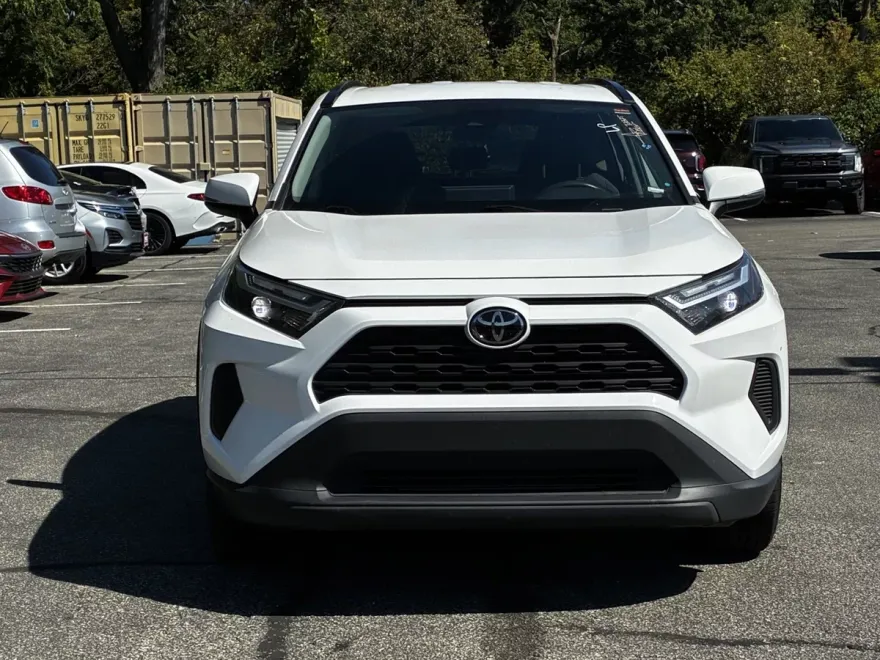 2023 Toyota RAV4 XLE photo 1