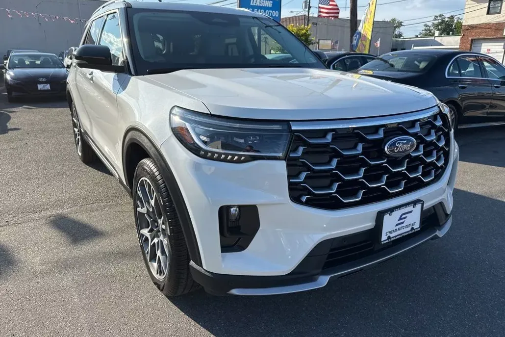 2025 Ford Explorer Platinum photo 1