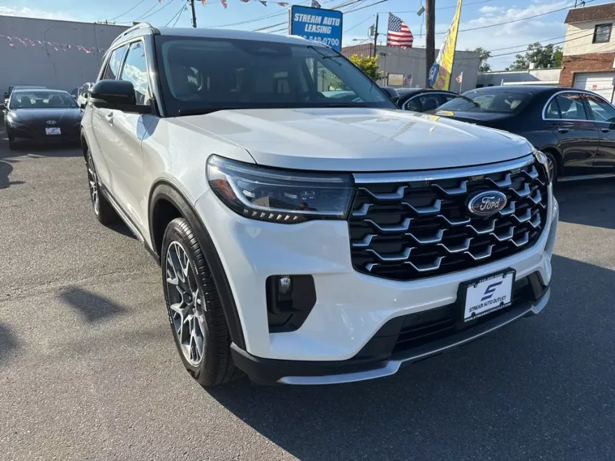 2025 Ford Explorer Platinum photo 1
