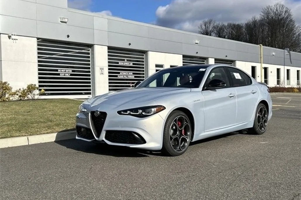 2025 Alfa Romeo Giulia photo 1
