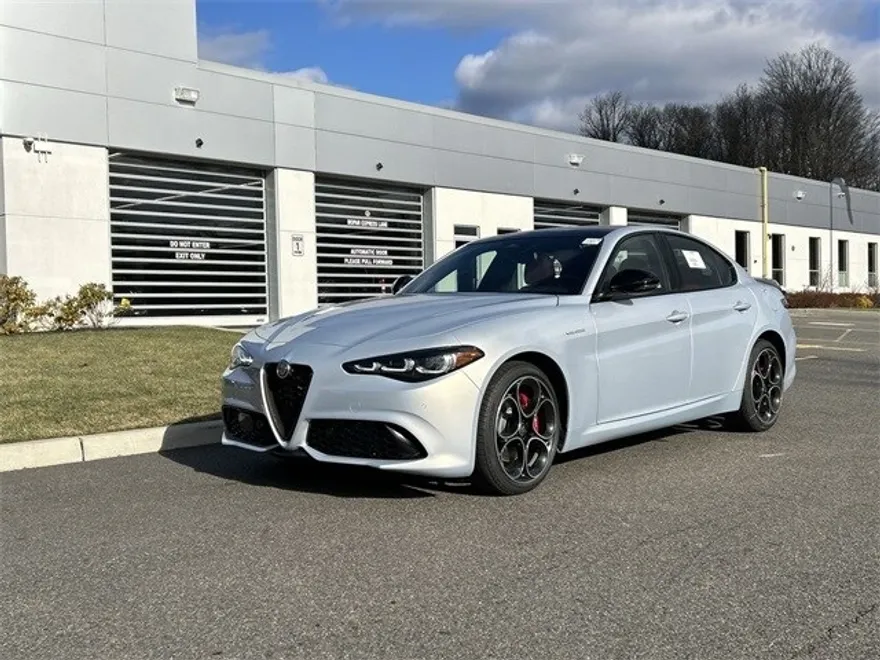 2025 Alfa Romeo Giulia photo 1
