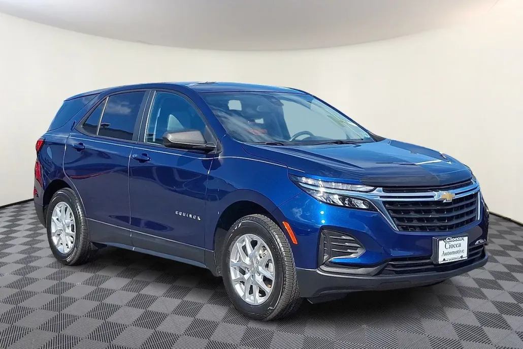 2022 Chevrolet Equinox LS photo 1