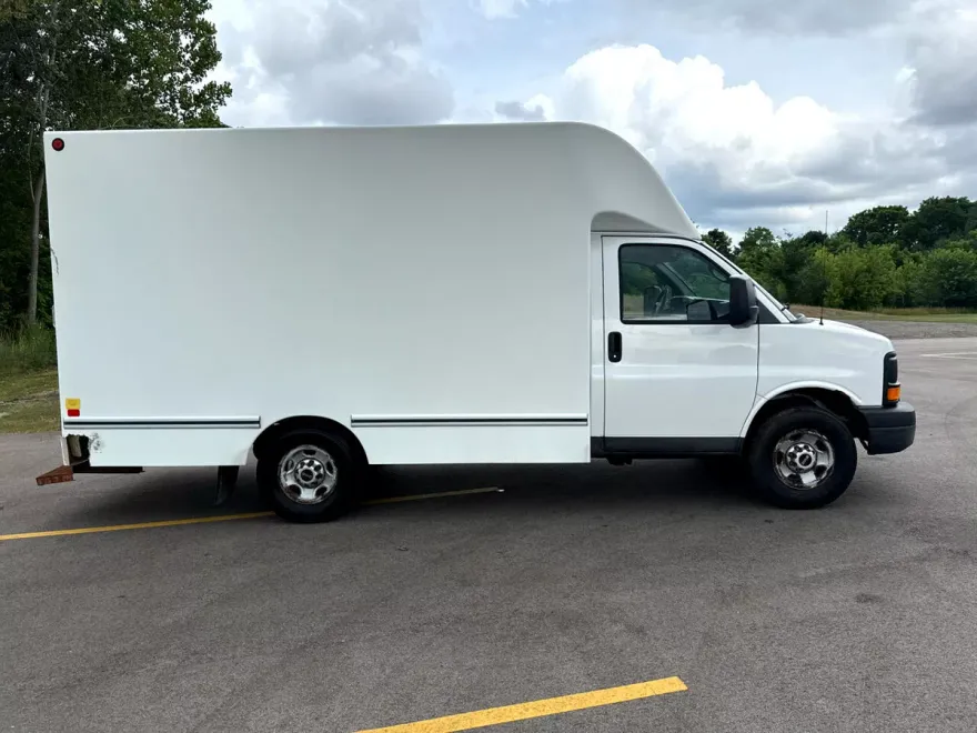 2012 Gmc Savana 3500 Cutaway photo 2