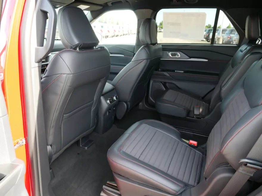 2025 Ford Explorer ST-Line photo 1