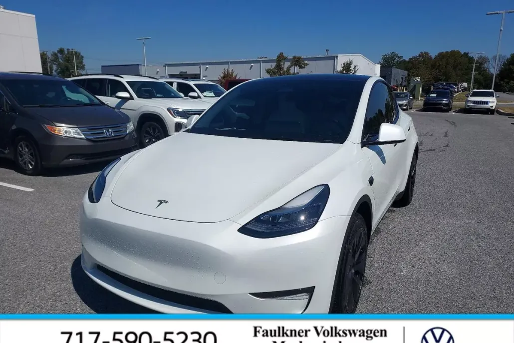 2025 Tesla Model Y Long Range photo 1