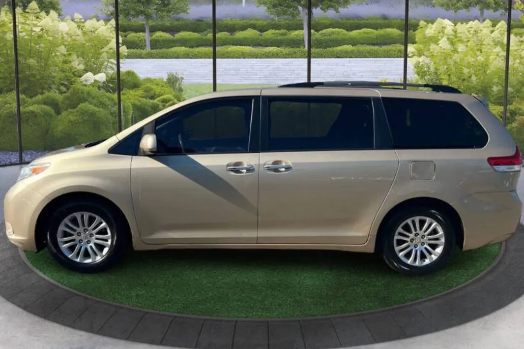 2011 Toyota Sienna XLE photo 1