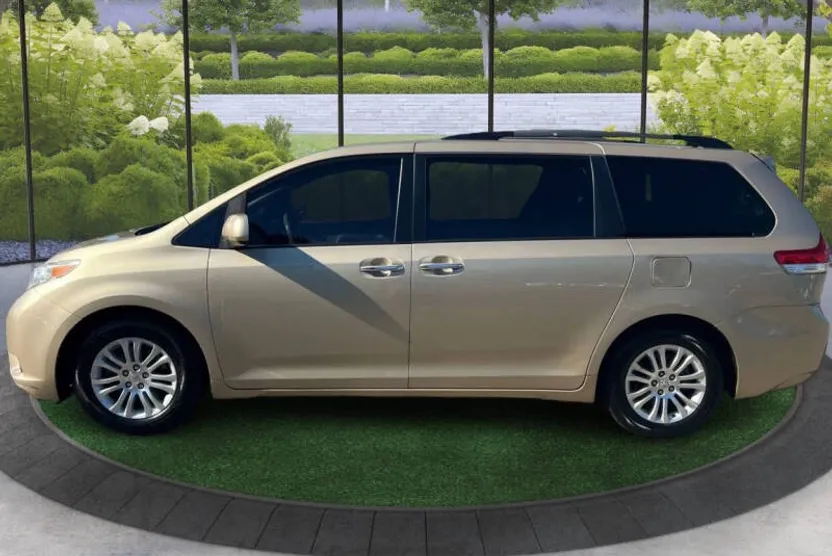 2011 Toyota Sienna XLE photo 1