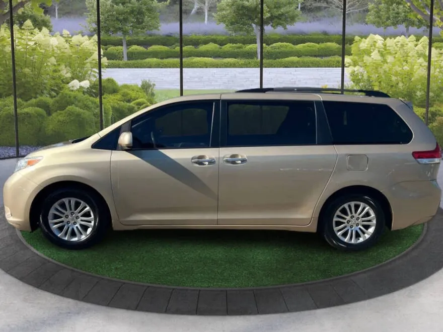 2011 Toyota Sienna XLE photo 1