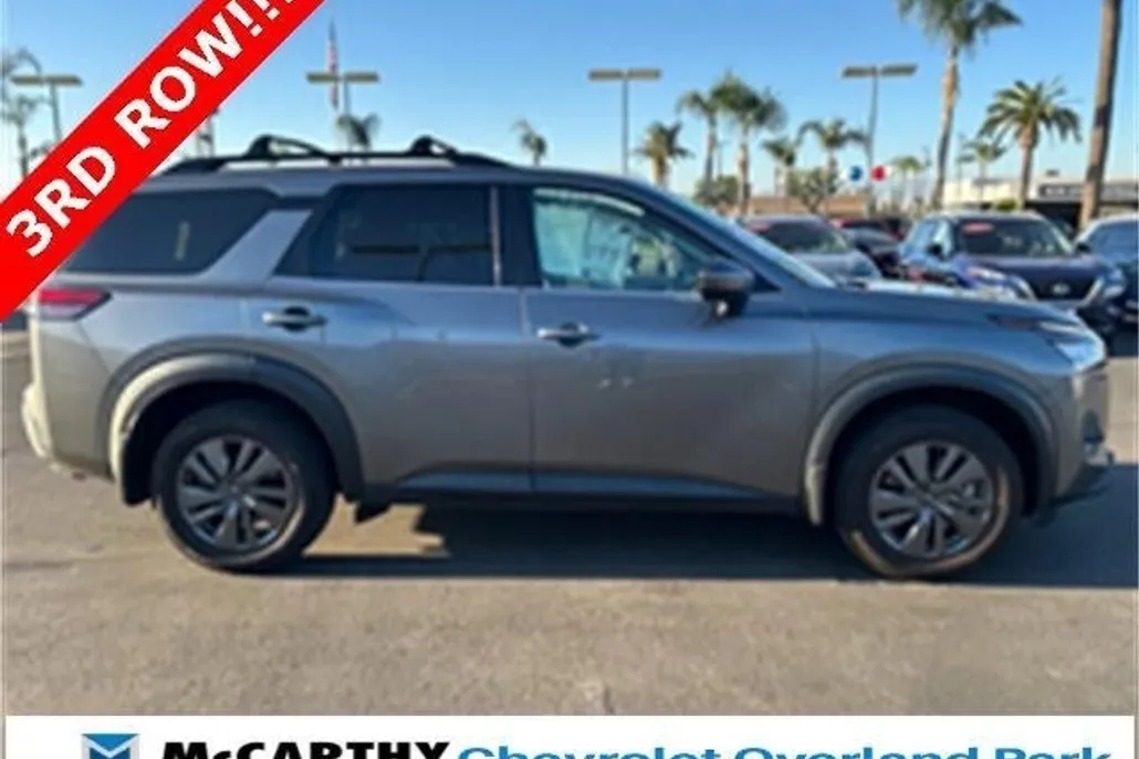 2024 Nissan Pathfinder SV photo 1