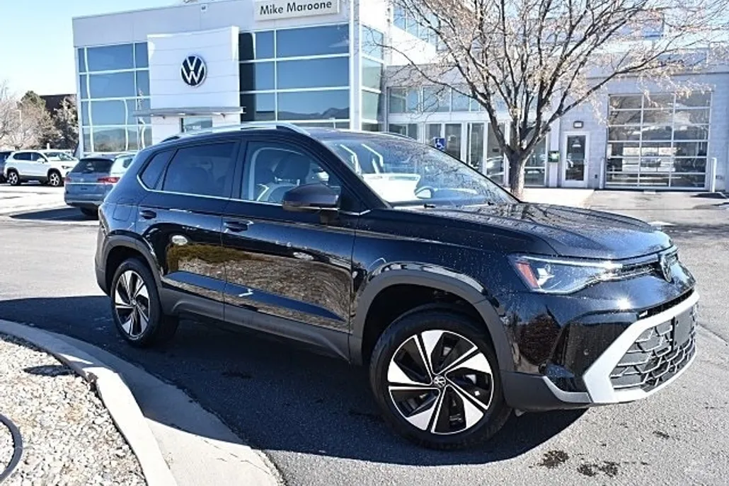 2025 Volkswagen Taos SE photo 1