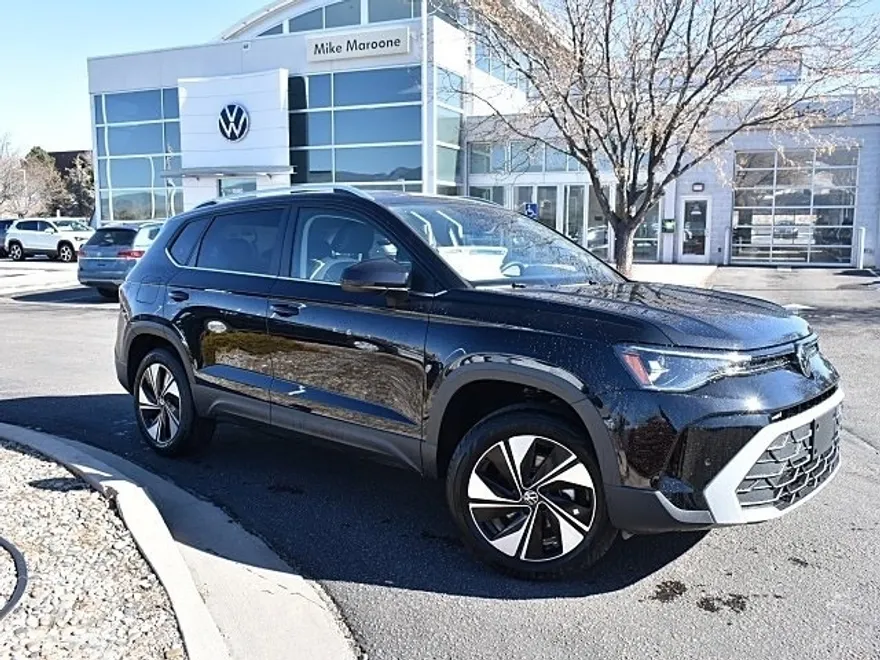 2025 Volkswagen Taos SE photo 1