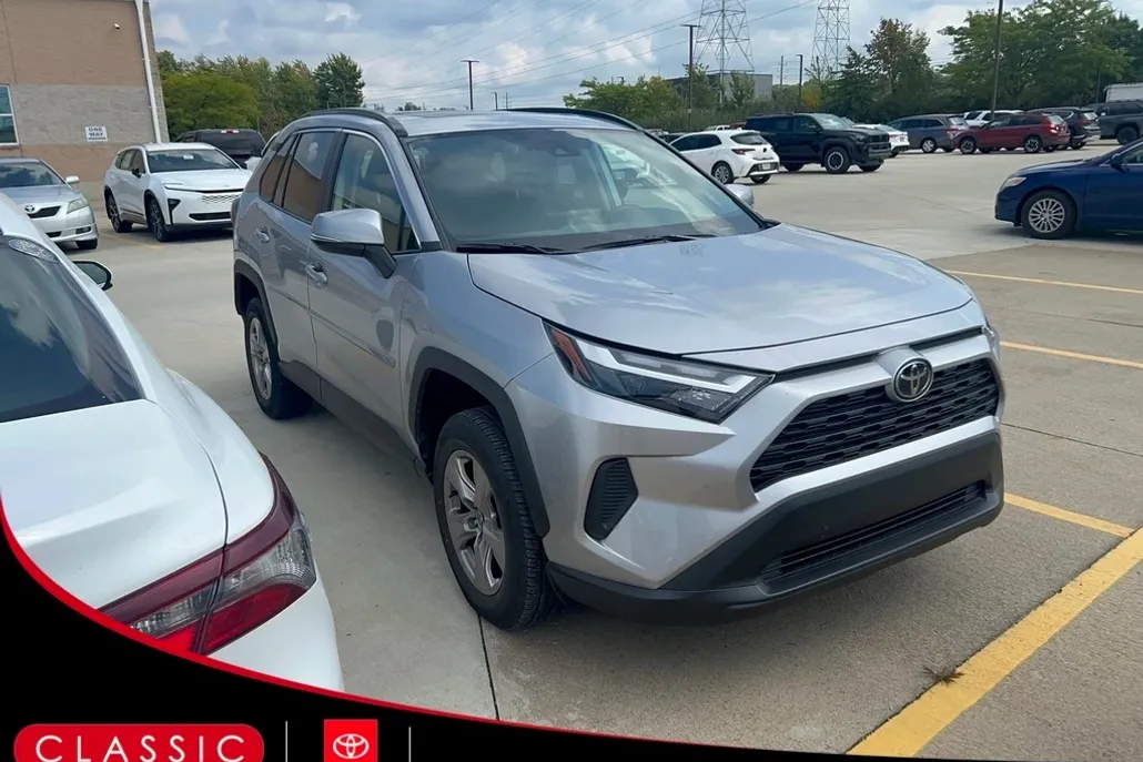 2022 Toyota RAV4 XLE photo 1