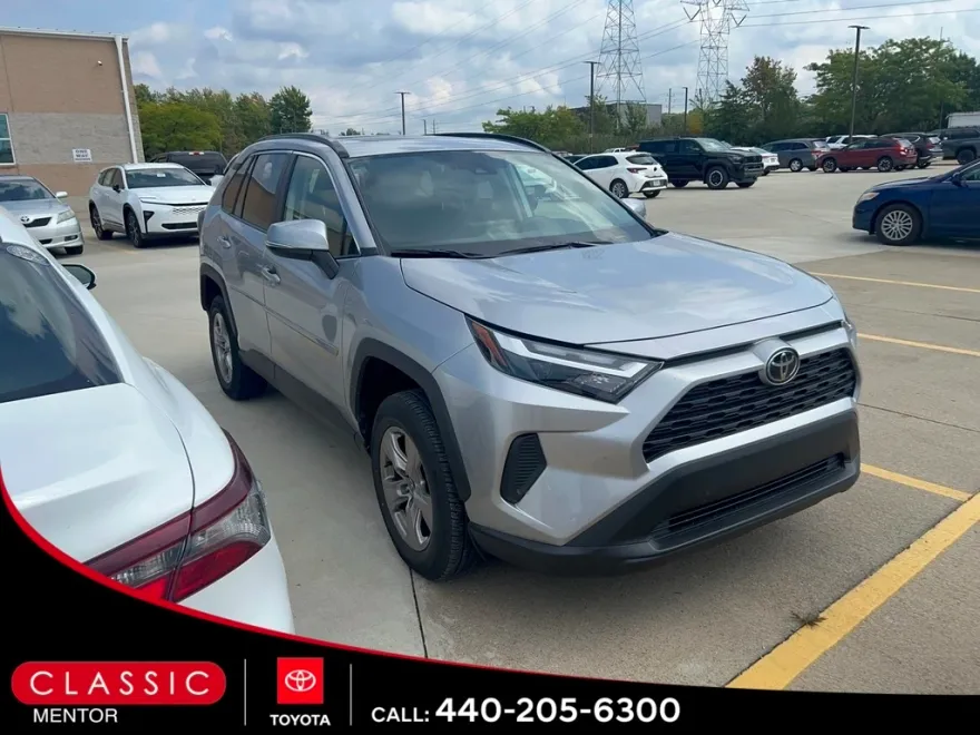 2022 Toyota RAV4 XLE photo 1