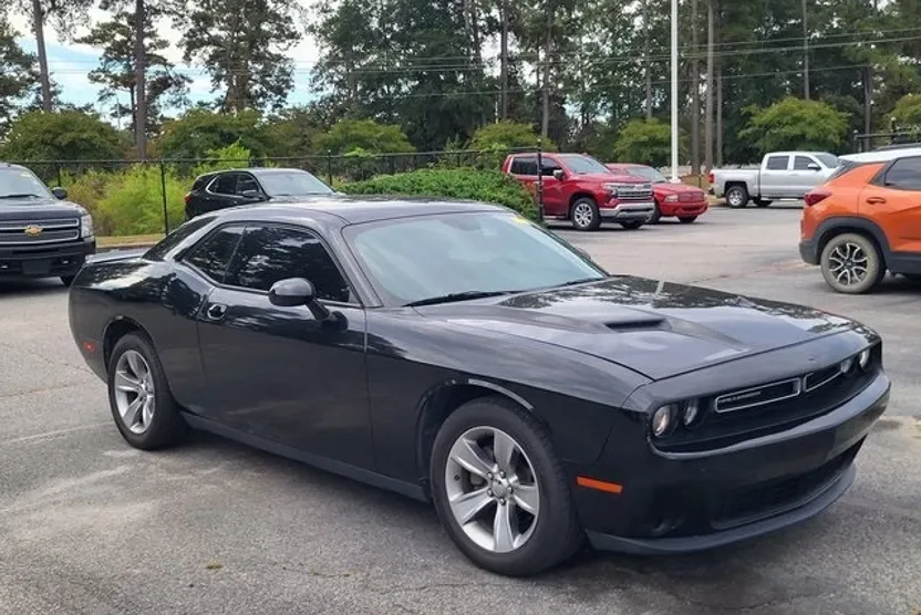 2018 Dodge Challenger SXT photo 1