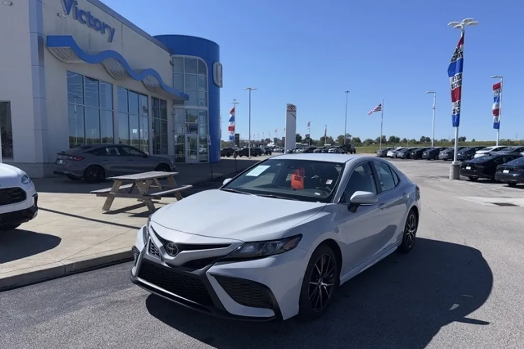 2023 Toyota Camry SE photo 1