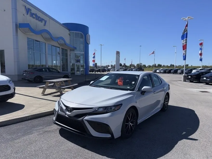 2023 Toyota Camry SE photo 1