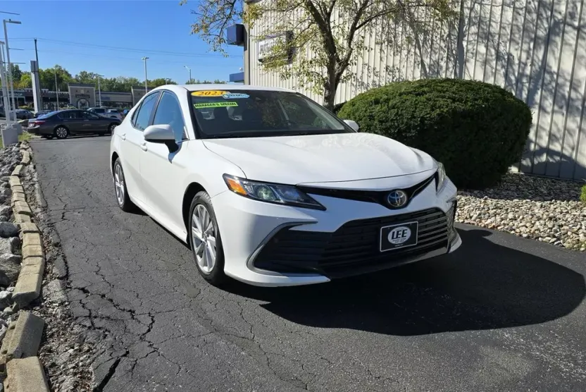2023 Toyota Camry LE photo 1
