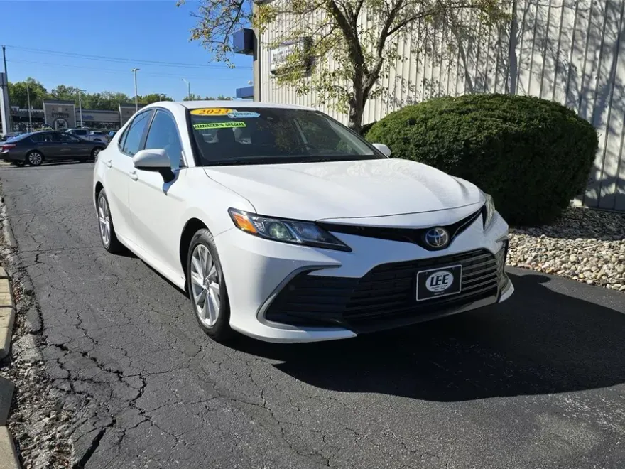 2023 Toyota Camry LE photo 1