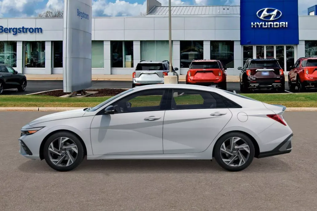 2025 Hyundai Elantra SEL Sport photo 1