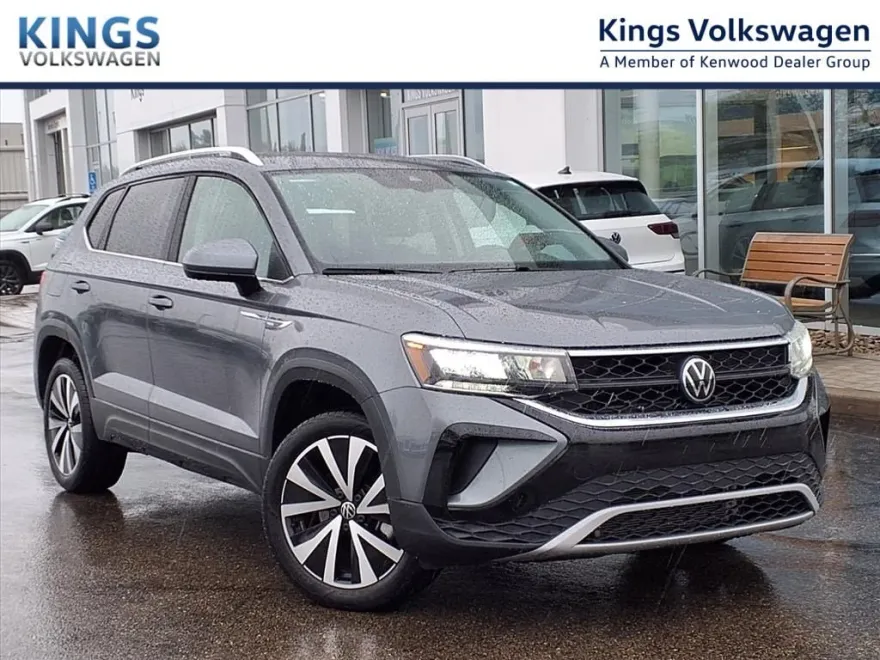 2024 Volkswagen Taos SE photo 1