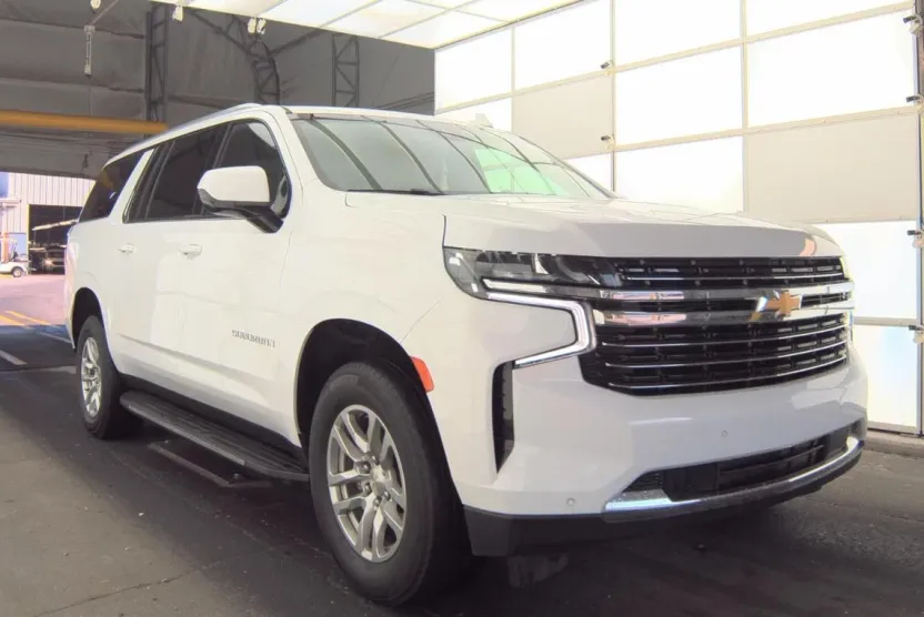 2023 Chevrolet Suburban LT photo 1