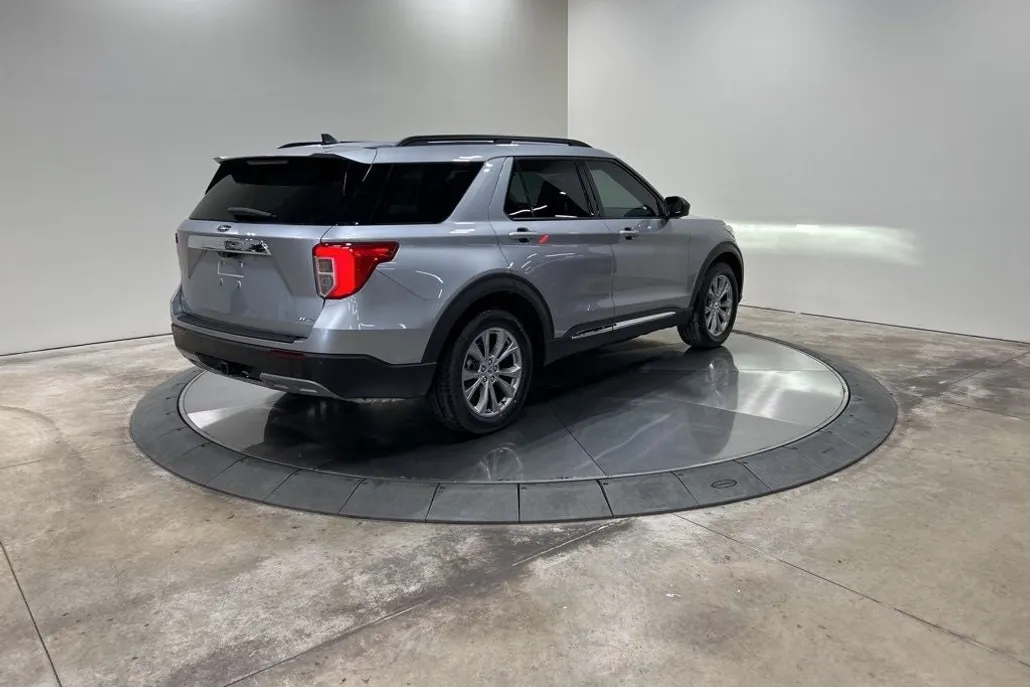 2022 Ford Explorer XLT photo 1