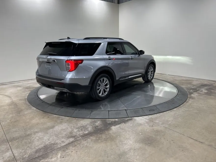 2022 Ford Explorer XLT photo 1