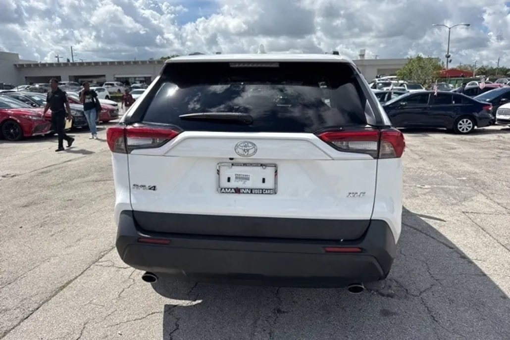 2022 Toyota RAV4 XLE photo 1