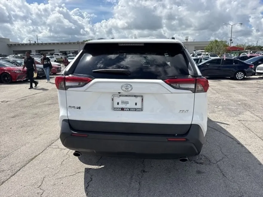 2022 Toyota RAV4 XLE photo 1